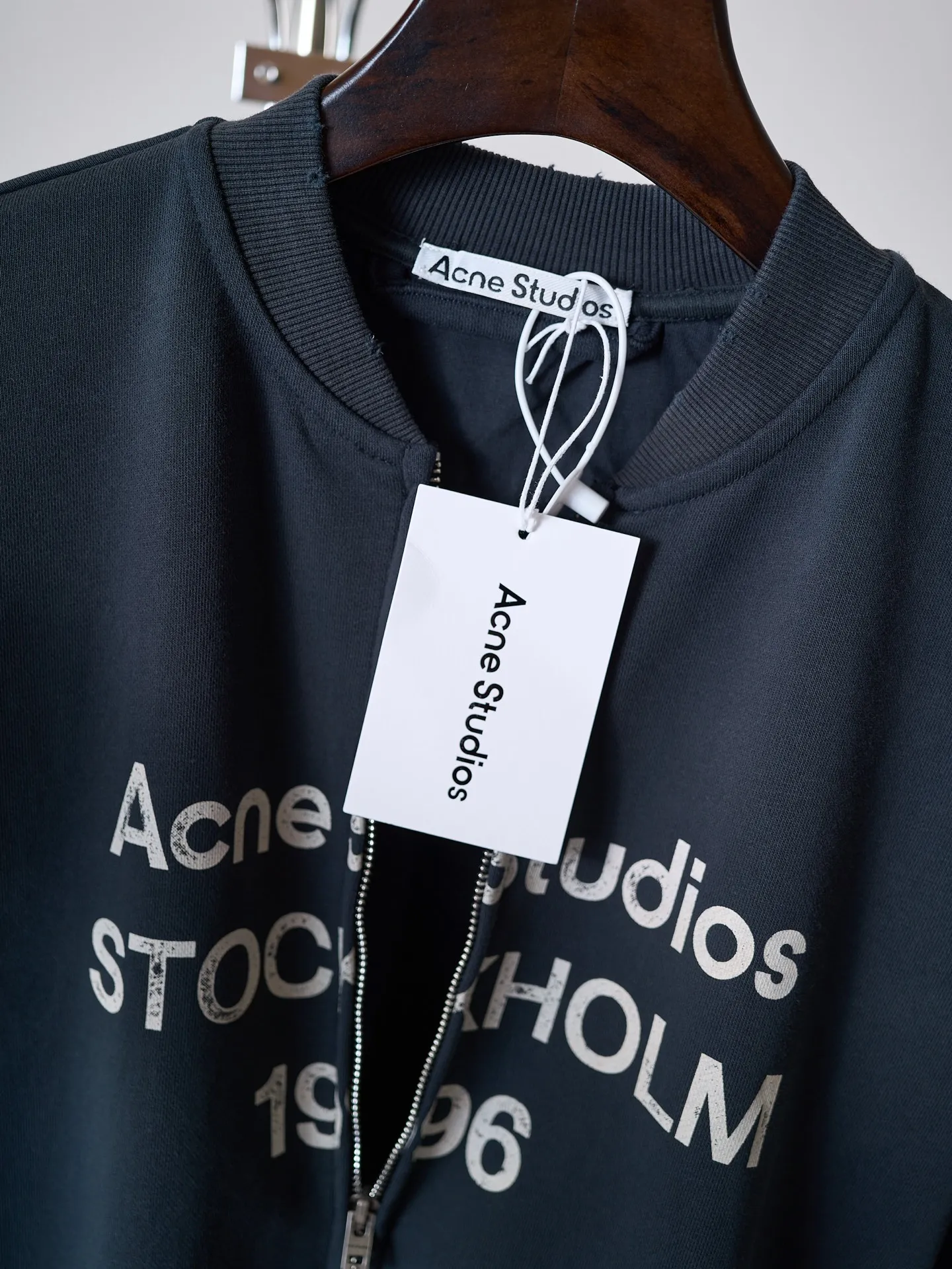 [Real auction] Acne Studios spray-painted distressed logo baseball collar jacket (women's style) [In Stock] S M L custom-made soft velvet fleece cotton, crisp and smooth, skin-friendly and soft. A charcoal-toned matte black sets the tone, and natural old-fashioned blending enriches the visual hierarchy. It has a calm and cool Nordic luxury temperament. The Acne Studios logo print on the chest serves as the visual focus, highlighting the brand's charm. The natural distressed smudge creates a layered beauty with warmth, the baseball collar zipper sweatshirt silhouette is cut, the loose shoulders weaken the restraint of the shoulder line, and the neat short cut proportion optimizes the waistline, easily creating a superior 37-point figure. The simple letters carry the retro atmosphere and create an effortless casual and fashionable feel. 1 Glue printing uses glue liquid paint to print patterns on fabrics, and bakes the fabric to fix the printed patterns. 2. Gradient distressed spray paint. By spraying dyes of different colors on the surface of the fabric, the clothes can show rich color changes under different lights and increase the visual layering. 3. Positioning and wear-and-tear. Many places on the garment body are regularly positioned and worn manually. Manual brush marks are added to add texture and depth to the surface of the clothing to imitate the texture of natural wear and tear. 4. Fermentation washing treatment: The fabrics have been fermentation washing, which makes the hand feel and texture better, is not easy to deform, shrink, and fade, and maintains long-term beauty and loose fit.